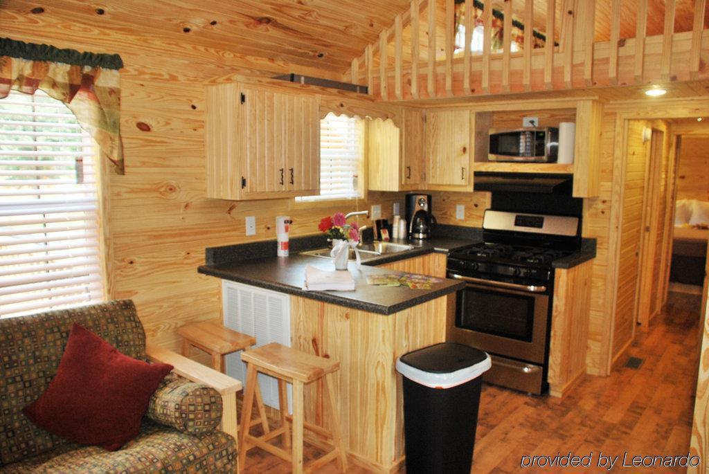 Rustic Creek Ranch Resort At North Jellystone Park Burleson Extérieur photo