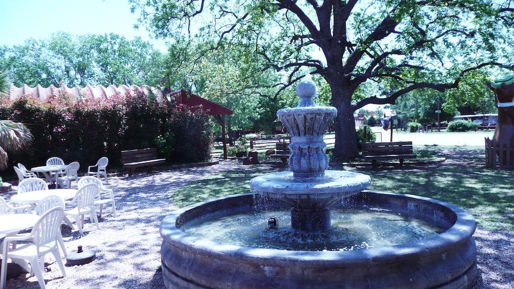 Rustic Creek Ranch Resort At North Jellystone Park Burleson Extérieur photo