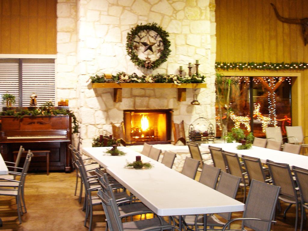Rustic Creek Ranch Resort At North Jellystone Park Burleson Extérieur photo