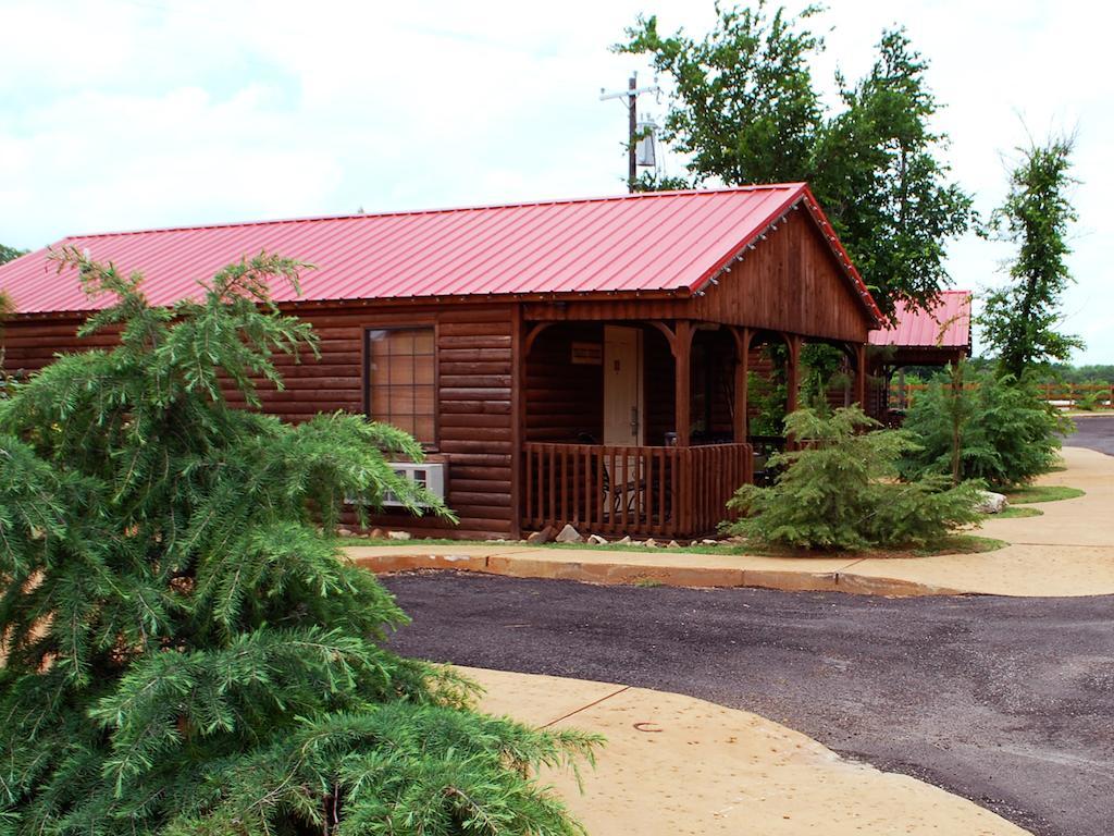Rustic Creek Ranch Resort At North Jellystone Park Burleson Extérieur photo