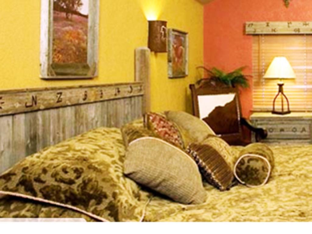 Rustic Creek Ranch Resort At North Jellystone Park Burleson Extérieur photo