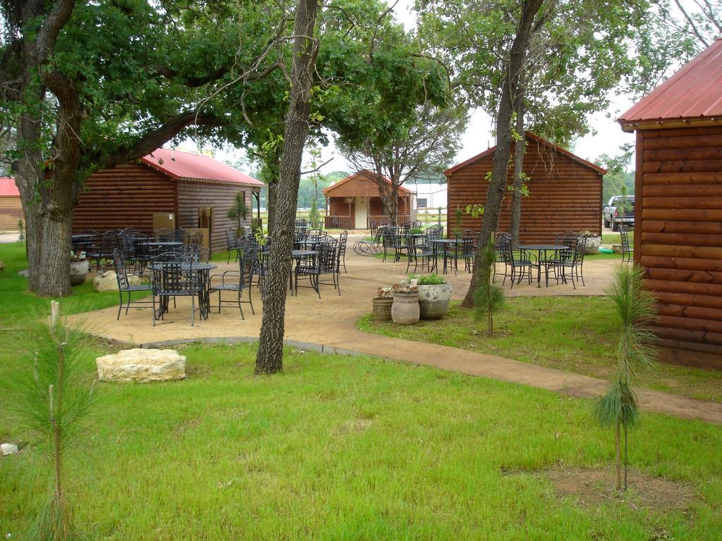 Rustic Creek Ranch Resort At North Jellystone Park Burleson Extérieur photo