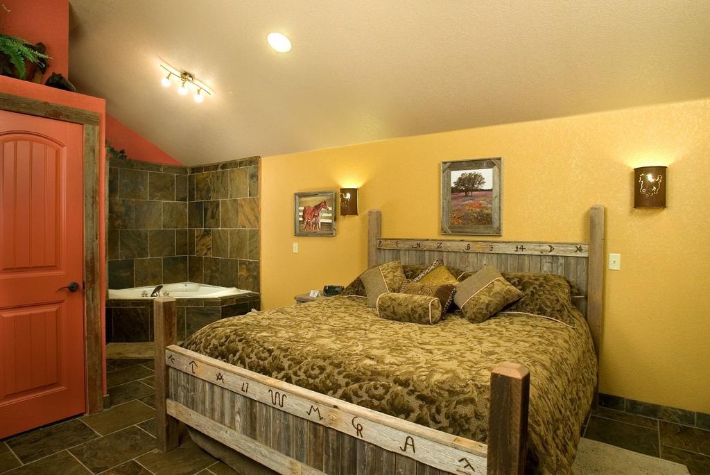 Rustic Creek Ranch Resort At North Jellystone Park Burleson Extérieur photo