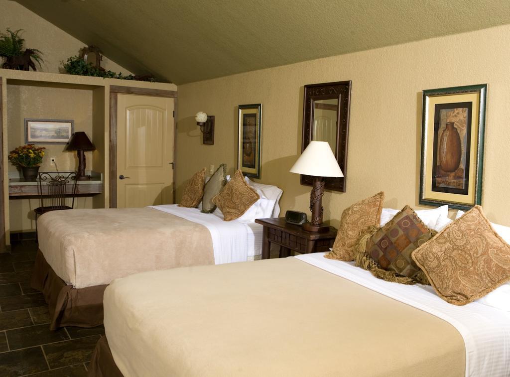 Rustic Creek Ranch Resort At North Jellystone Park Burleson Extérieur photo