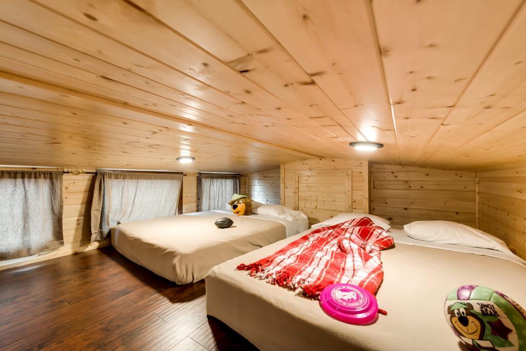 Rustic Creek Ranch Resort At North Jellystone Park Burleson Extérieur photo