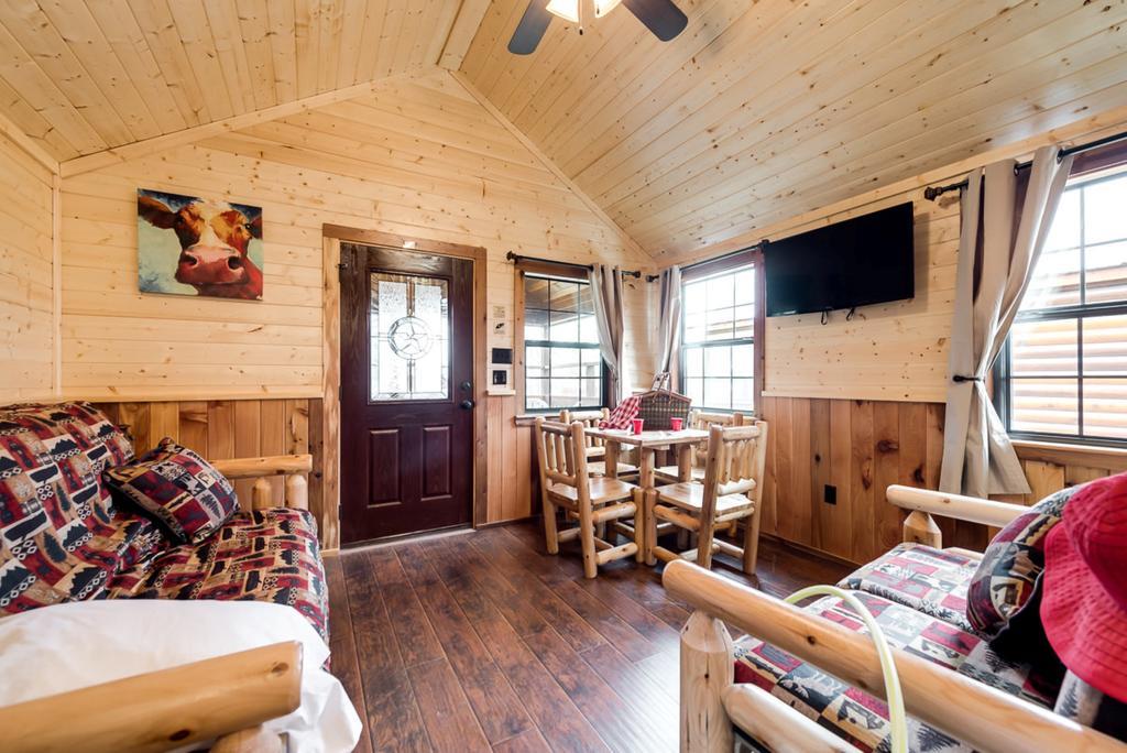 Rustic Creek Ranch Resort At North Jellystone Park Burleson Extérieur photo