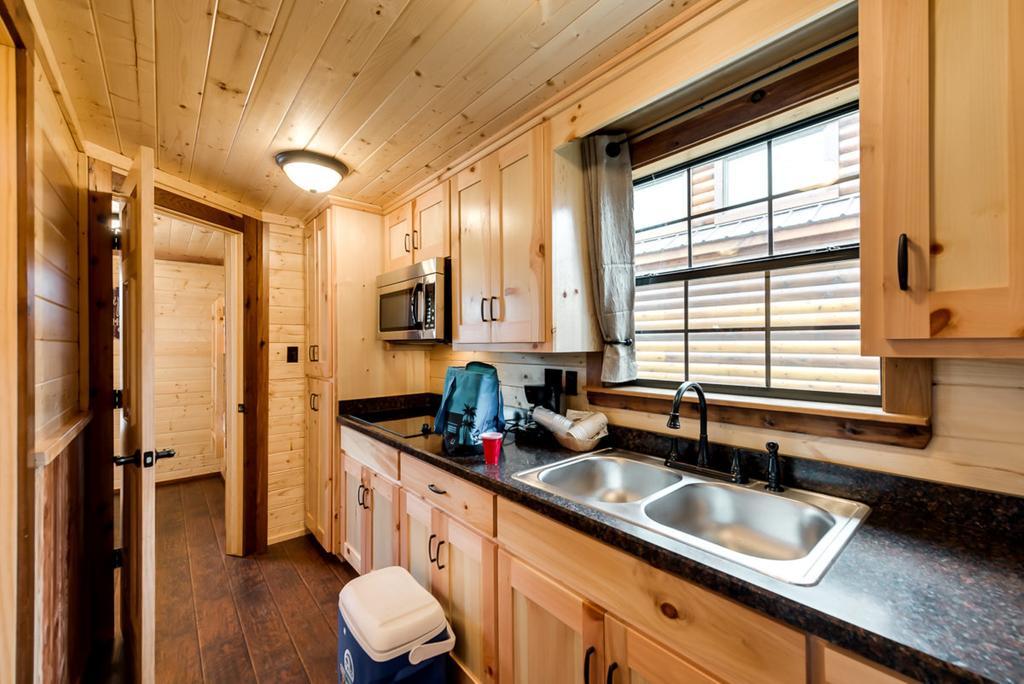 Rustic Creek Ranch Resort At North Jellystone Park Burleson Extérieur photo