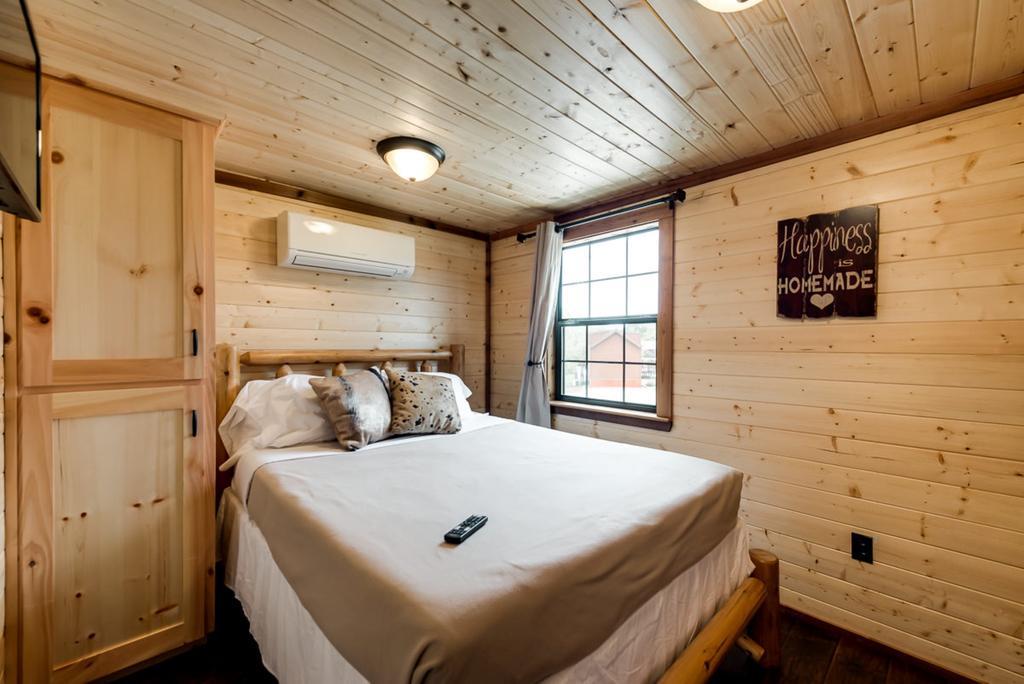 Rustic Creek Ranch Resort At North Jellystone Park Burleson Extérieur photo