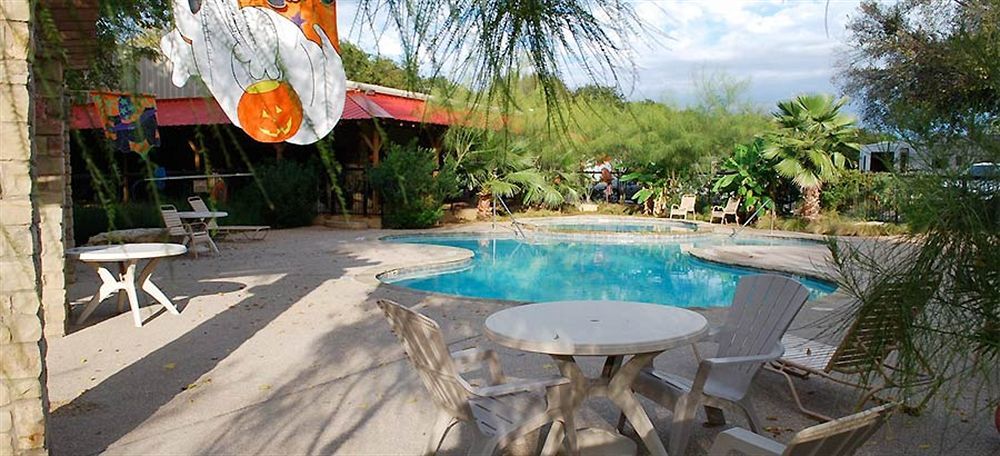 Rustic Creek Ranch Resort At North Jellystone Park Burleson Extérieur photo