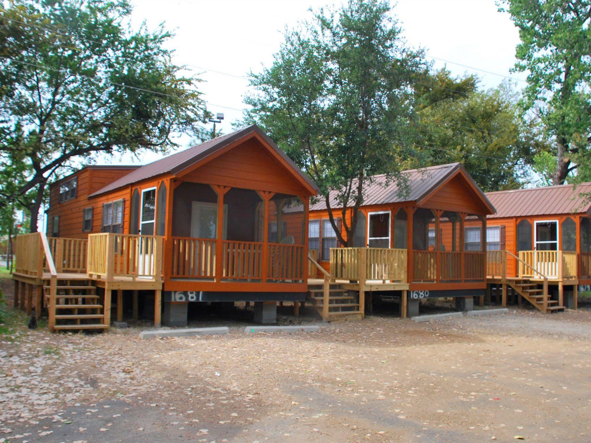 Rustic Creek Ranch Resort At North Jellystone Park Burleson Extérieur photo