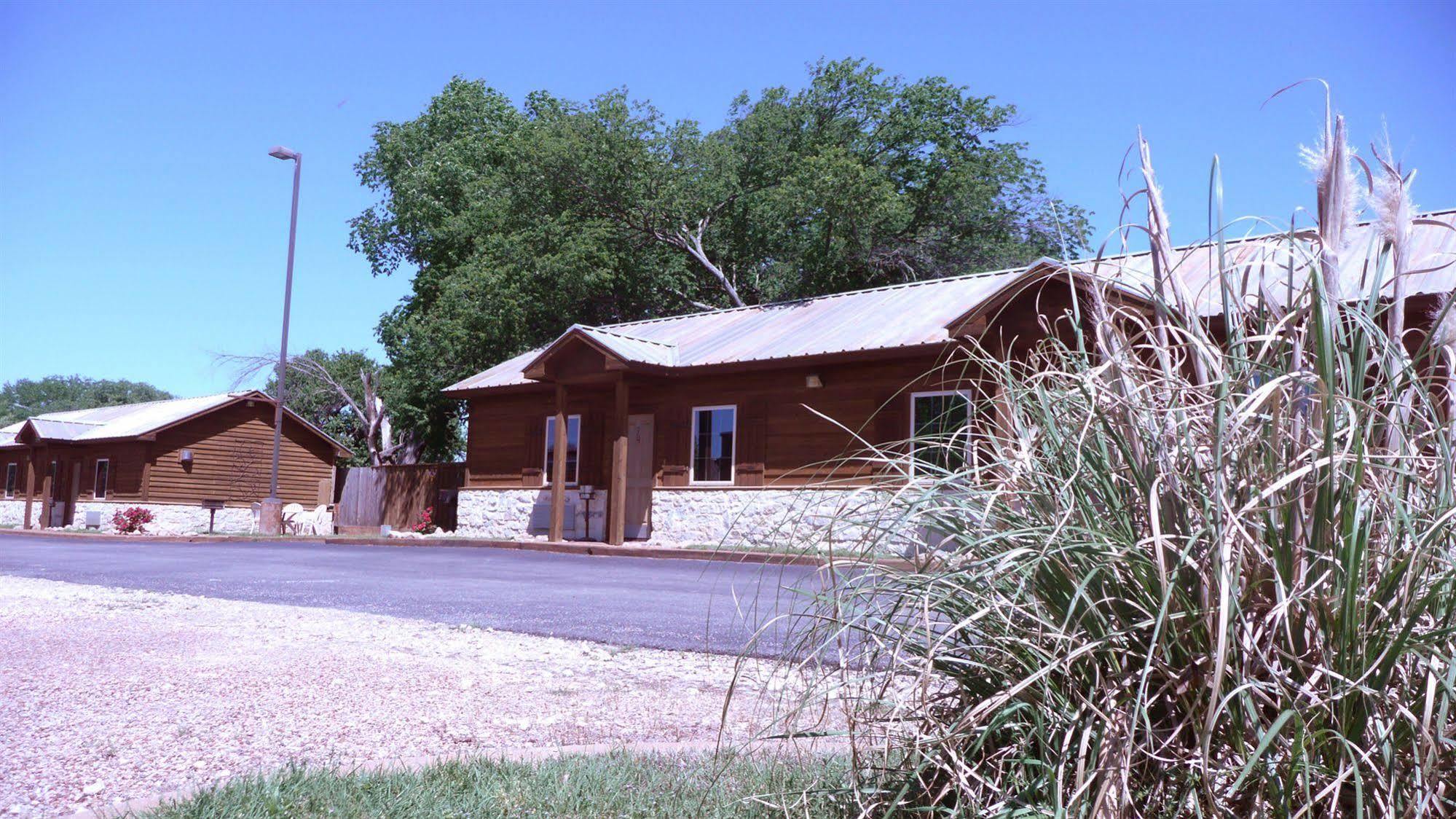 Rustic Creek Ranch Resort At North Jellystone Park Burleson Extérieur photo