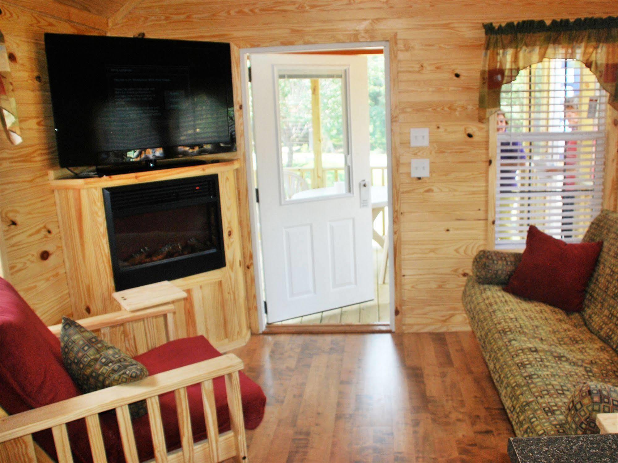 Rustic Creek Ranch Resort At North Jellystone Park Burleson Extérieur photo