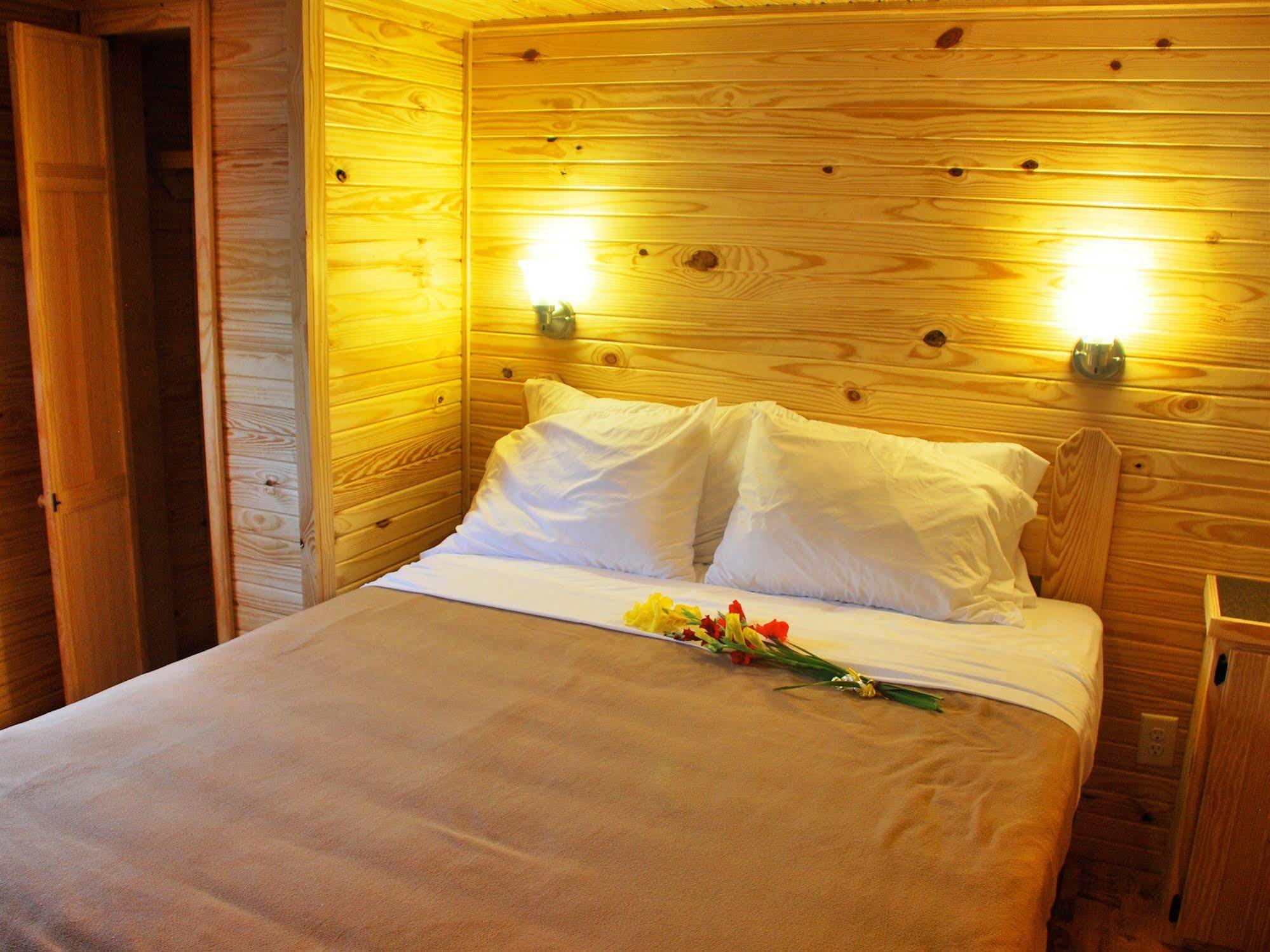 Rustic Creek Ranch Resort At North Jellystone Park Burleson Extérieur photo
