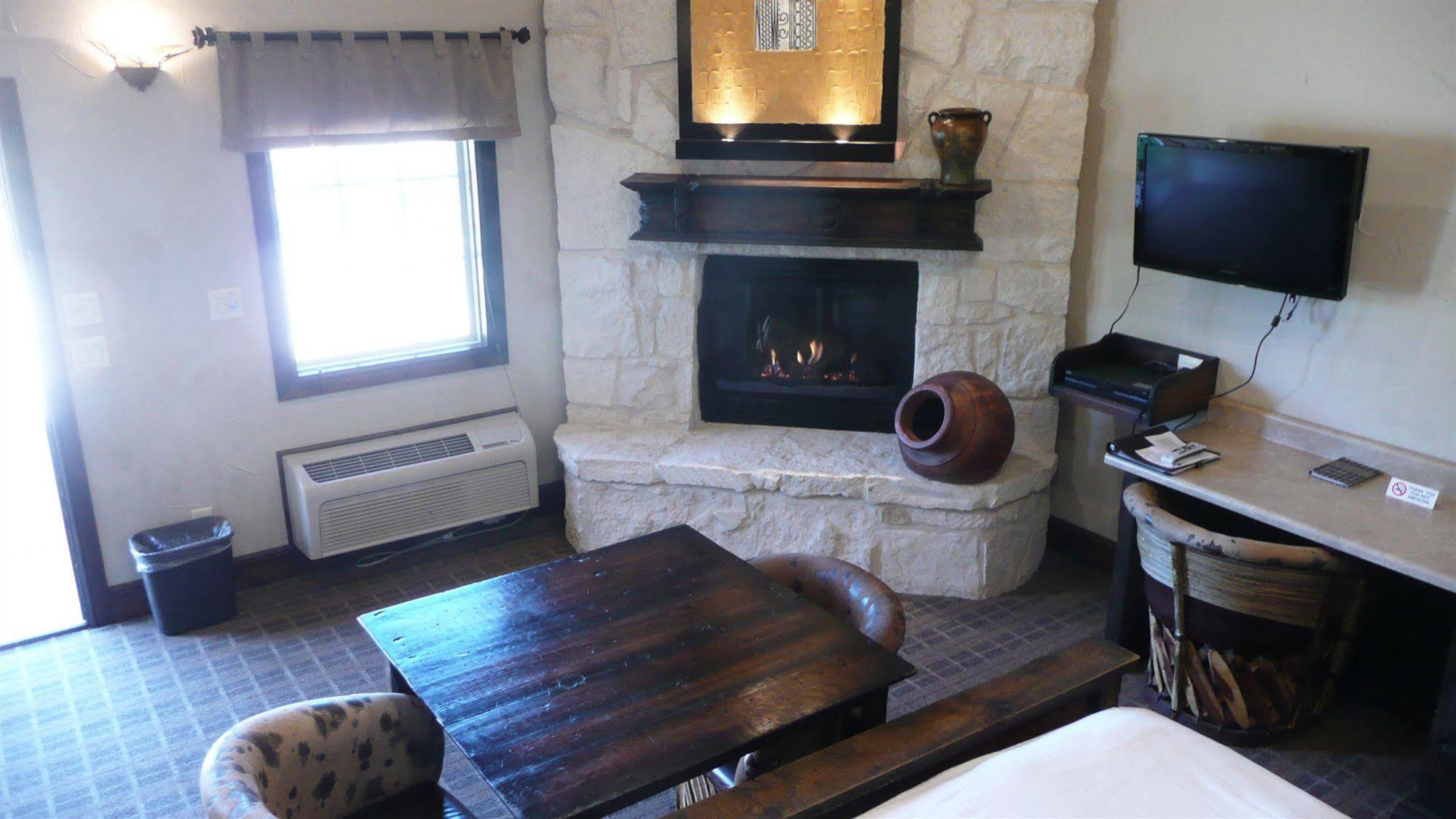 Rustic Creek Ranch Resort At North Jellystone Park Burleson Extérieur photo