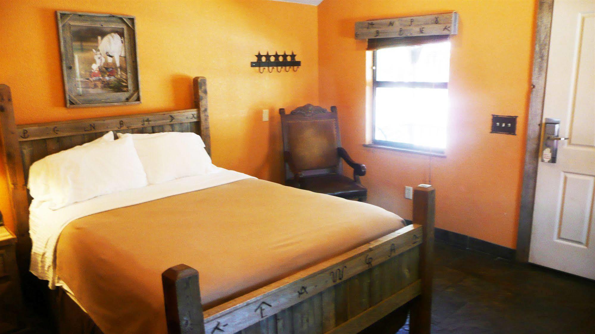 Rustic Creek Ranch Resort At North Jellystone Park Burleson Extérieur photo
