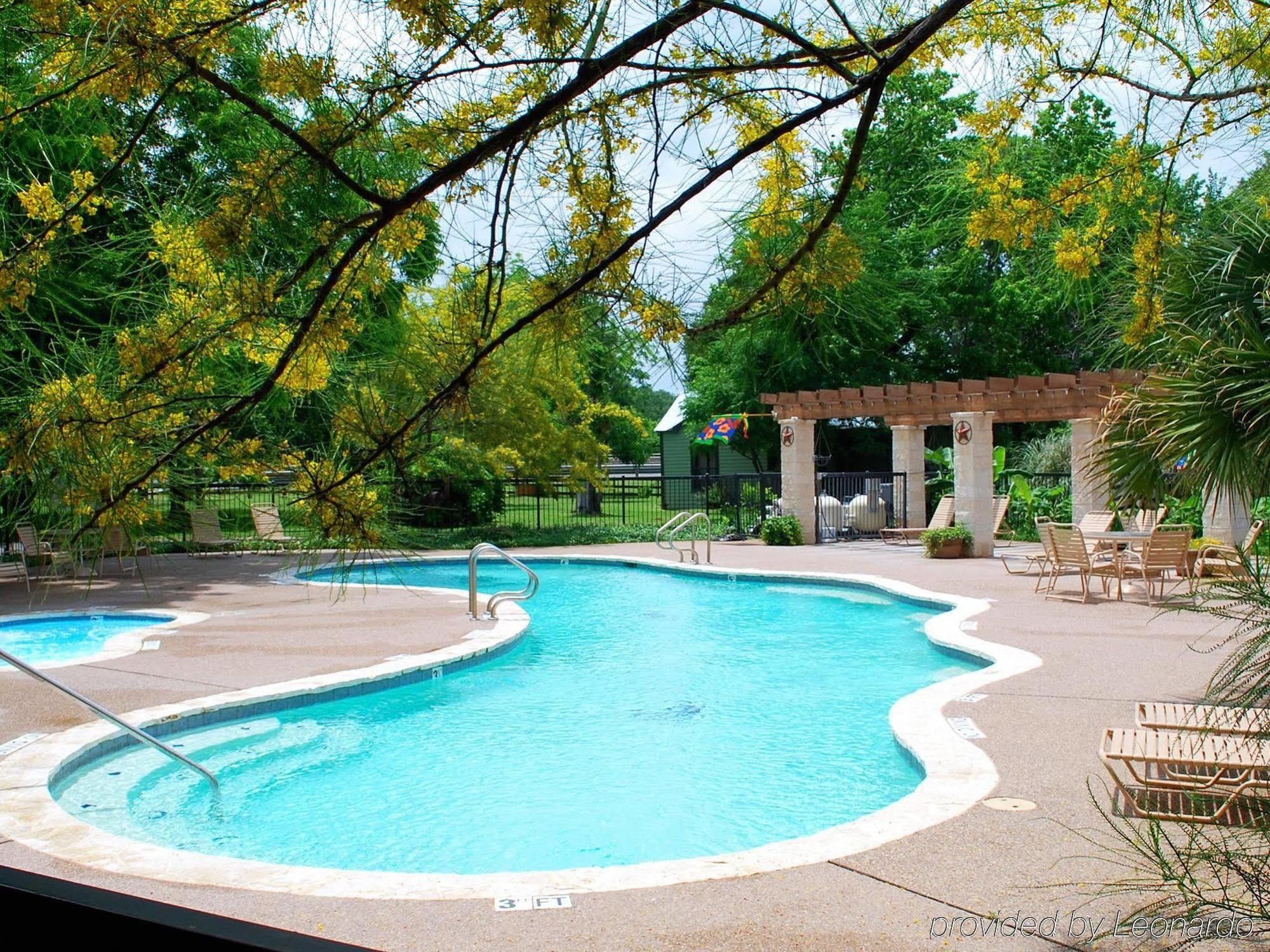 Rustic Creek Ranch Resort At North Jellystone Park Burleson Extérieur photo
