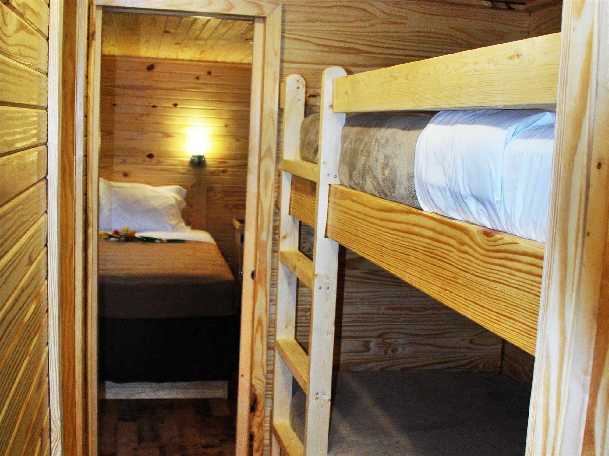 Rustic Creek Ranch Resort At North Jellystone Park Burleson Extérieur photo
