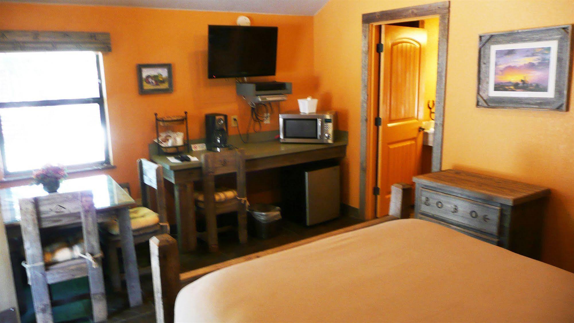 Rustic Creek Ranch Resort At North Jellystone Park Burleson Extérieur photo