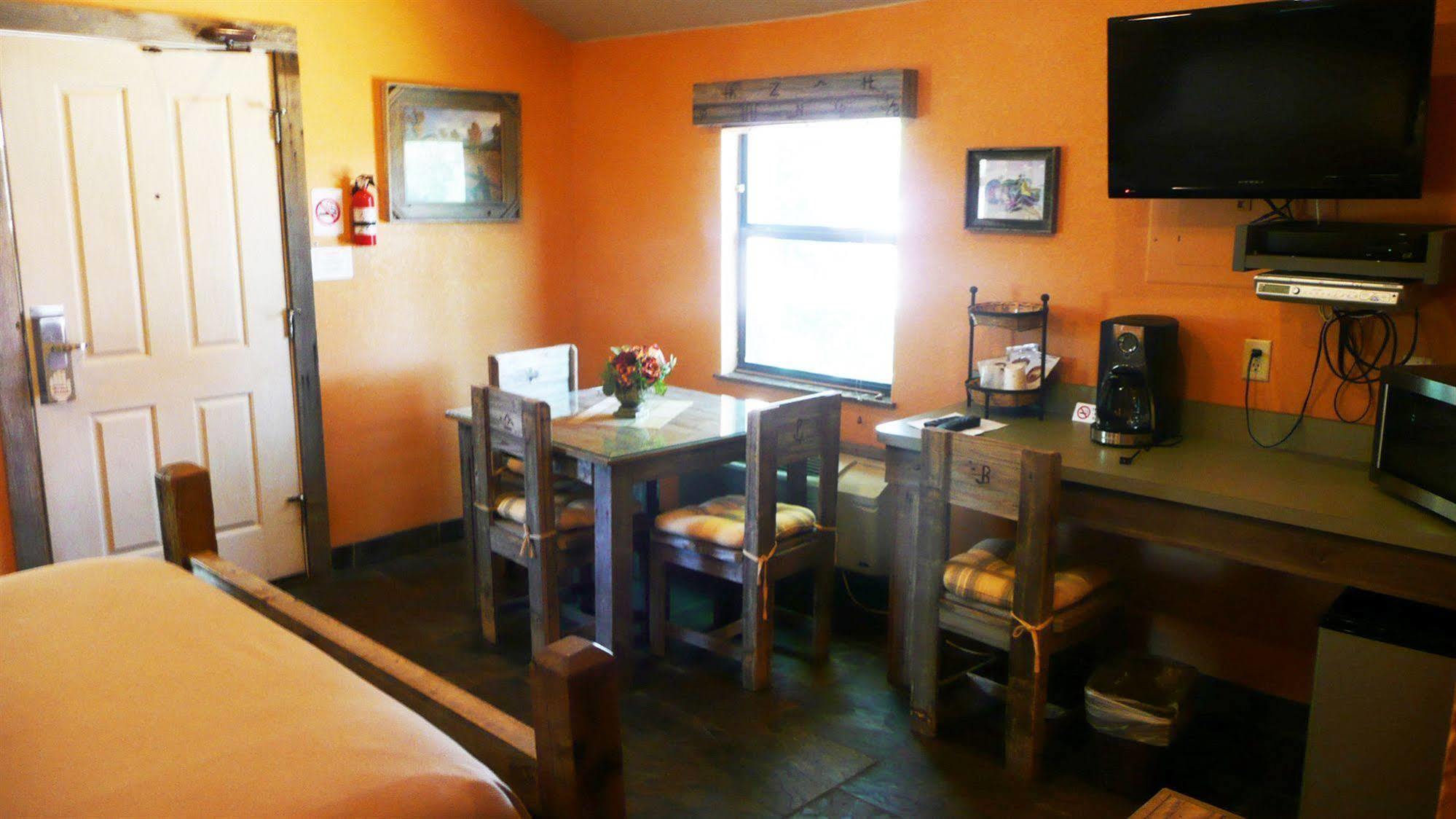 Rustic Creek Ranch Resort At North Jellystone Park Burleson Extérieur photo