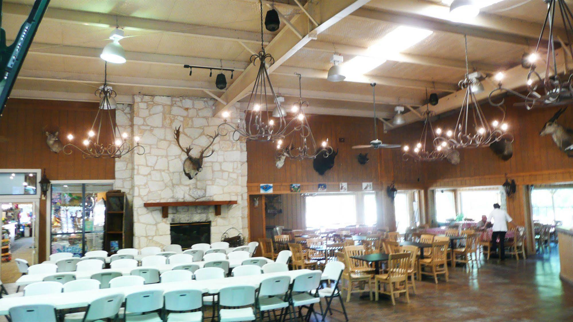 Rustic Creek Ranch Resort At North Jellystone Park Burleson Extérieur photo