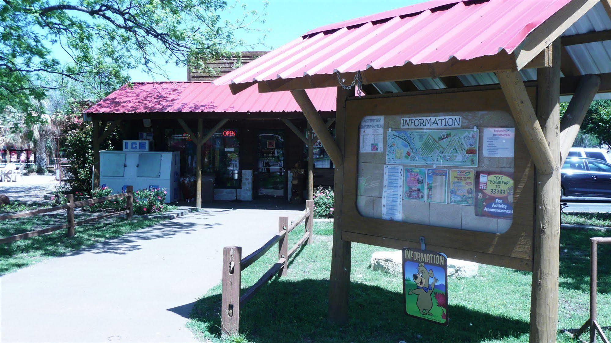 Rustic Creek Ranch Resort At North Jellystone Park Burleson Extérieur photo