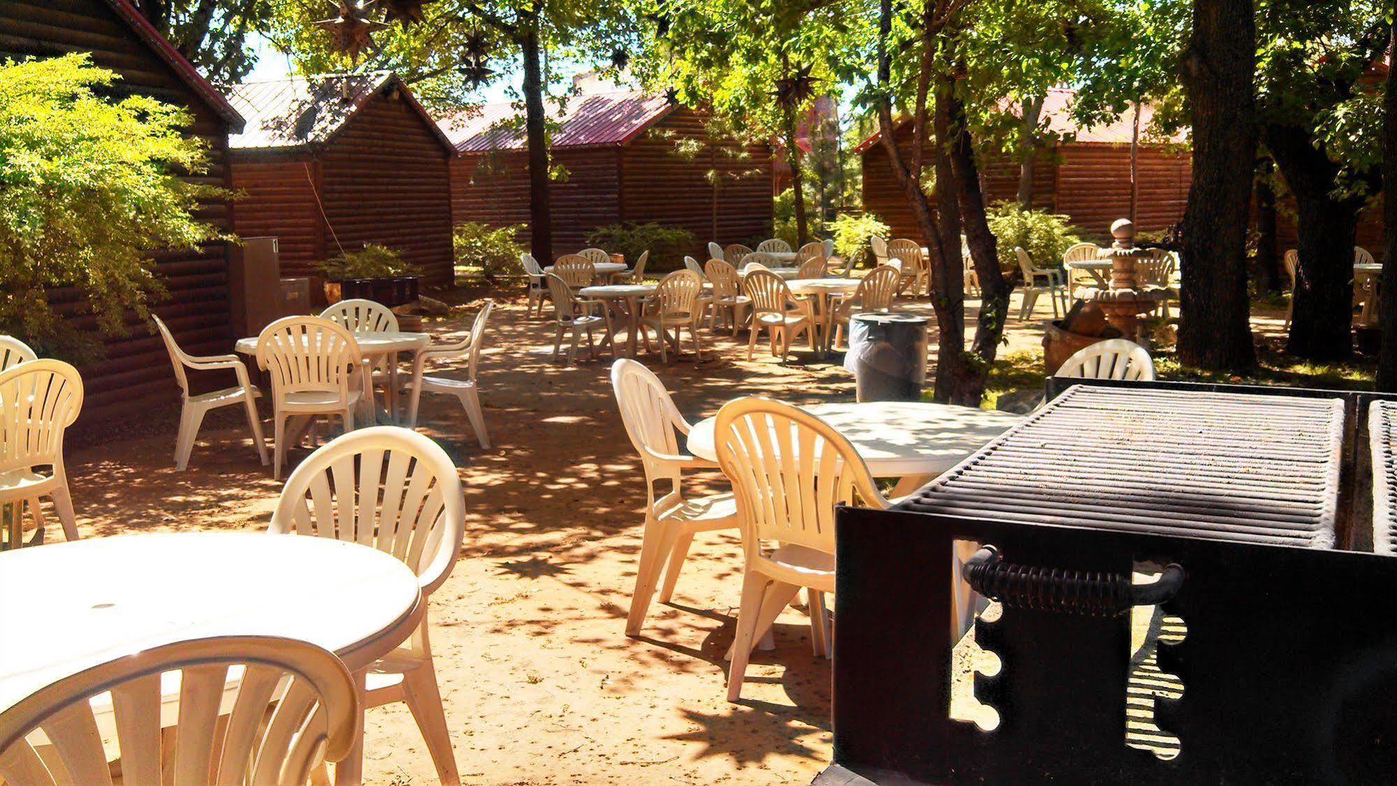 Rustic Creek Ranch Resort At North Jellystone Park Burleson Extérieur photo