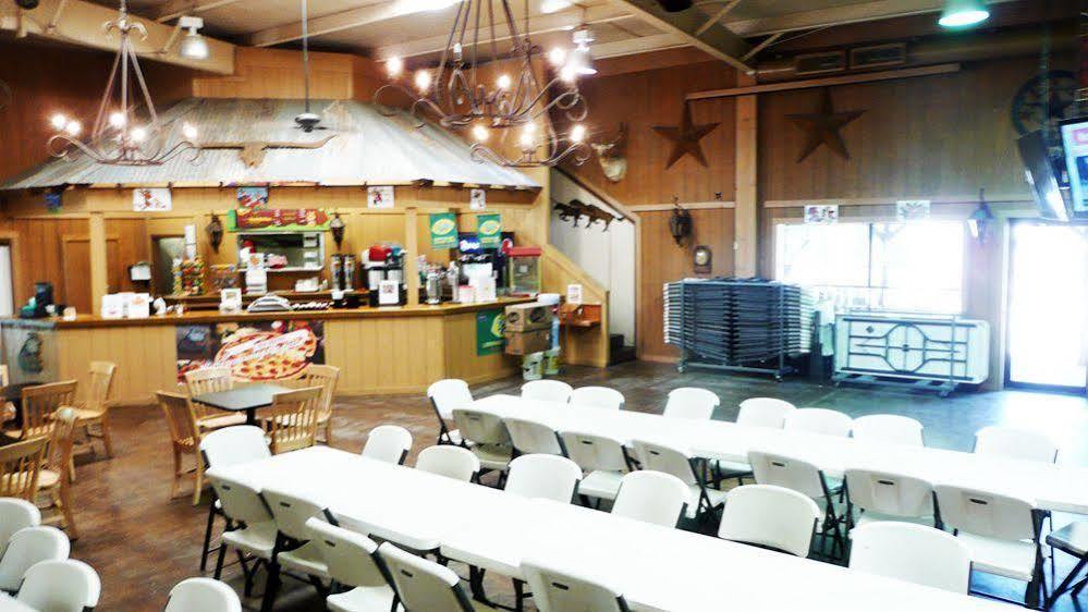 Rustic Creek Ranch Resort At North Jellystone Park Burleson Extérieur photo