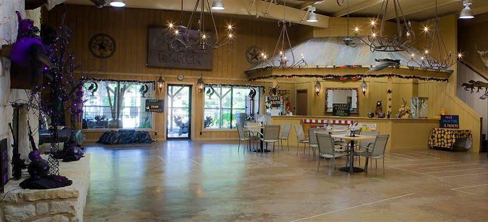 Rustic Creek Ranch Resort At North Jellystone Park Burleson Extérieur photo