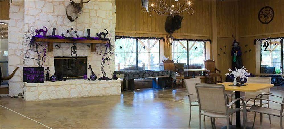 Rustic Creek Ranch Resort At North Jellystone Park Burleson Extérieur photo