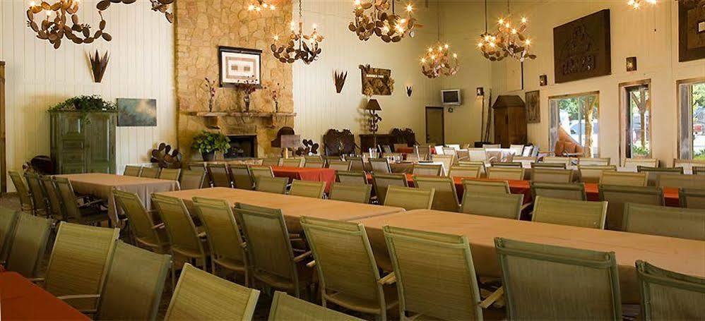 Rustic Creek Ranch Resort At North Jellystone Park Burleson Extérieur photo